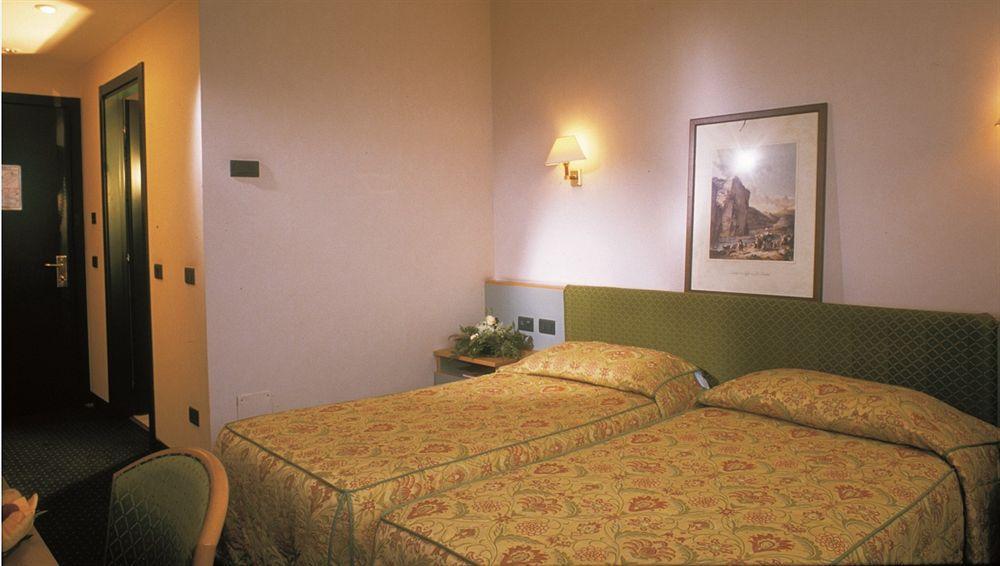 Rege Hotel San Donato Milanese Oda fotoğraf